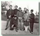 de gauche à droite: Christian Salaün, Daniel Duprat, Yvon Bollo, Francis Lestrade, Mlle Leymergie, Monique Lestrade, (à genou: Jean Claude Bouglon)