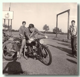 Les amateurs de moto en 1964 sur l'ancien terrain de sport à Francescas