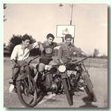 Les amateurs de moto en 1964 sur l'ancien terrain de sport à Francescas