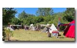Les tentes des exposants à côtés du pigeonnier
