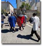 Groupe de chevalier devant l'ancien presbytère