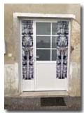 Jolie décoration de la porte d'une maison rue de l'église
