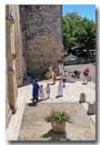 Des enfants costumés devant l'église