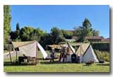 Des tentes côtés salle de fête