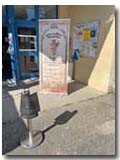 Une publicité devant la salle de fête