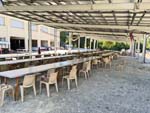 La cantine sur la place de la salle de fête