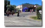 Groupe de danse devant la salle de fête